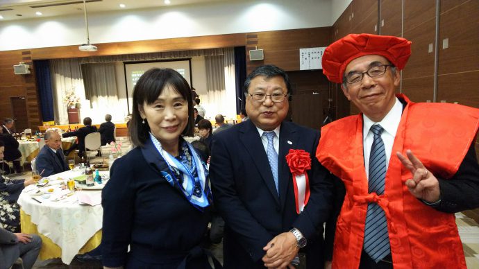 見事（？）赤いチャンチャンコをゲットした夏目滋さん（右）と大井さち子さん、そして中央は白鳥正徳町長。