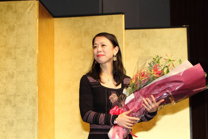 2018年1月月23日、パレスホテルで行われた角川俳句賞の贈呈式にて、表彰を受ける月野ぽぽなさん。